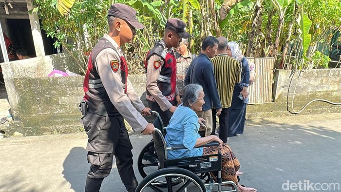Personel Sat Samapta Polres Klaten saat mengantar warga yang jadi korban keracunan makanan di posko KLB Desa Karangturi, Gantiwarno. Foto diunggah Selasa (15/4/2025).