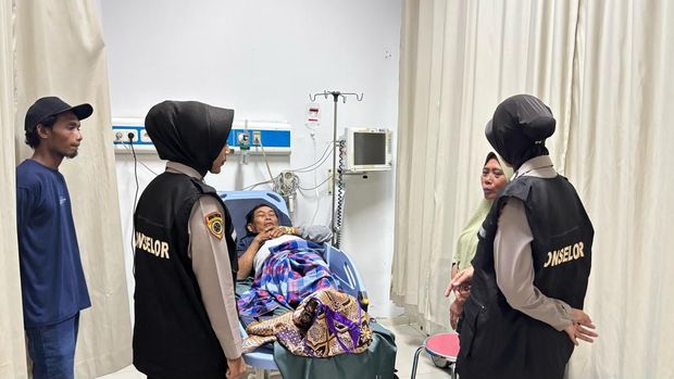 Tim trauma healing Polres Klaten saat memberi pendampingan untuk warga terdampak keracunan. Foto diunggah Selasa (15/4/2025).