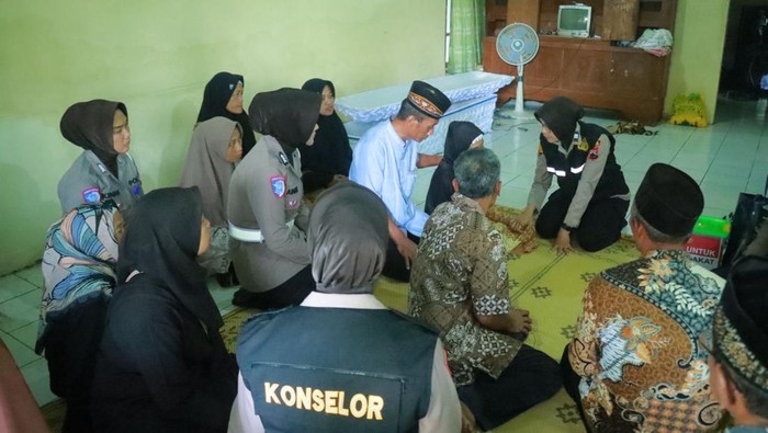 Tim trauma healing Polres Klaten saat memberi pendampingan untuk warga terdampak keracunan. Foto diunggah Selasa (15/4/2025).