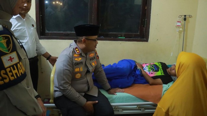 Kapolres Klaten, AKBP Nur Cahyo Ari Prasetyo, saat menjenguk pasien korban diduga keracunan di Desa Karangturi, Kecamatan Gantiwarno. Foto diunggah Selasa (15/4/2025).