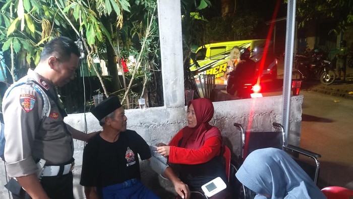 Anggota Polres Klaten saat bersiaga di posko KLB di Desa Karangturi, Kecamatan Gantiwarno. Foto diunggah Selasa (15/4/2025).