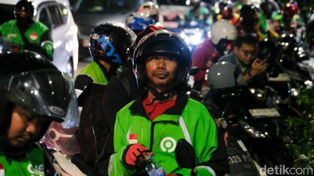 Pemerintah akan mendorong status pengemudi (driver) ojek online (ojol) masuk kategori UMKM. Driver ojol bisa dapat kredit hingga Rp 100 juta.