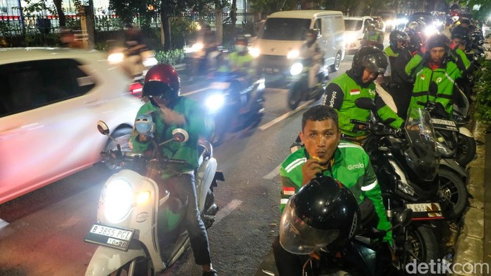 Pemerintah akan mendorong status pengemudi (driver) ojek online (ojol) masuk kategori UMKM. Driver ojol bisa dapat kredit hingga Rp 100 juta.