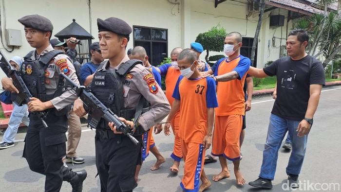 Osin dan komplotan pengedar sabu di Jombang saat dikeler petugas