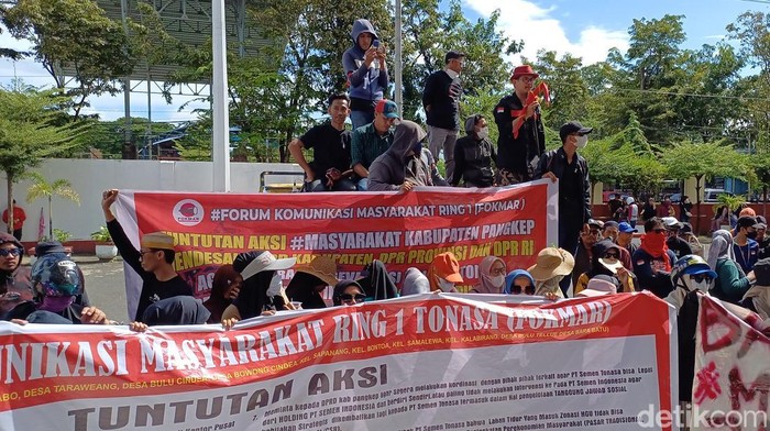 Massa Forum Komunikasi Masyarakat Ring I (Fokmar) melakukan aksi unjuk rasa di DPRD Pangkep.