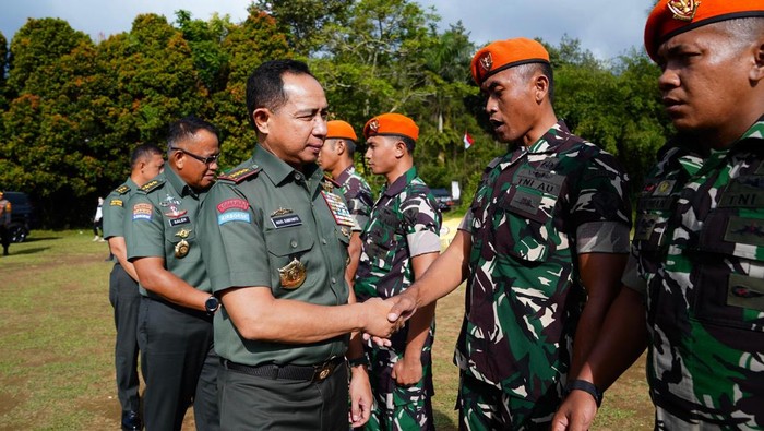 Panglima TNI Jenderal TNI Agus Subiyanto meninjau kegiatan pelatihan prajurit TNI sebagai pawang anjing pelacak (K9) Handler di Bogor (Dok Istimewa)