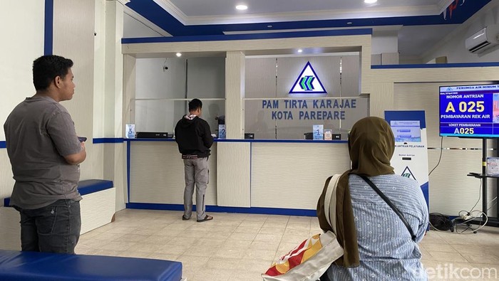 Suasana di loket pembayaran PAM Tirta Karajae Parepare, Sulawesi Selatan (Sulsel). (Ardiansyah/detikSulsel)