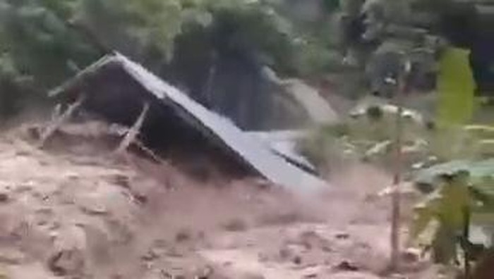 Banjir melanda Kabupaten Parigi Moutong, Sulteng, menghanyutkan 7 rumah dan merusak 2 jembatan.