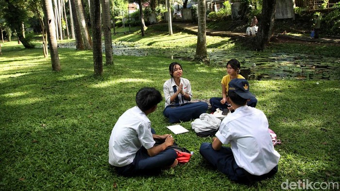 Pegunjung menikmati suasana Taman Langsat, Kebayoran Baru, Jakarta Selatan, Senin (14/4/2025) dengan berbagai aktivitas.