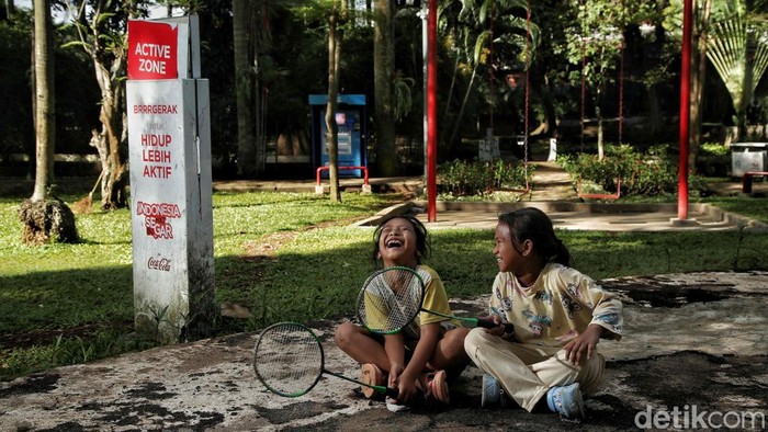 Pegunjung menikmati suasana Taman Langsat, Kebayoran Baru, Jakarta Selatan, Senin (14/4/2025) dengan berbagai aktivitas.