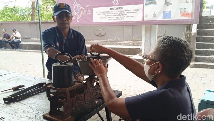 Pelaksanaan tera ulang alat ukur, takar, timbang dan perlengkapannya di Pasar Kumbasari, Denpasar, Bali, Selasa (15/4/2025).