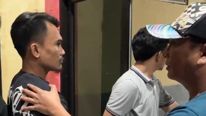 Pelaku (kaus hitam) penyelundupan ekstasi di Bangkalan