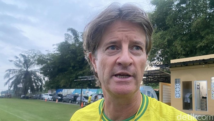 Pelatih PSS Sleman, Pieter Huistra di Lapangan Pakembinangun, Sleman, Selasa (15/4/2025).