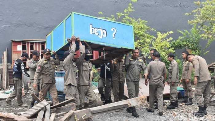 Pembongkaran bekupon oleh Satpol PP Surabaya.