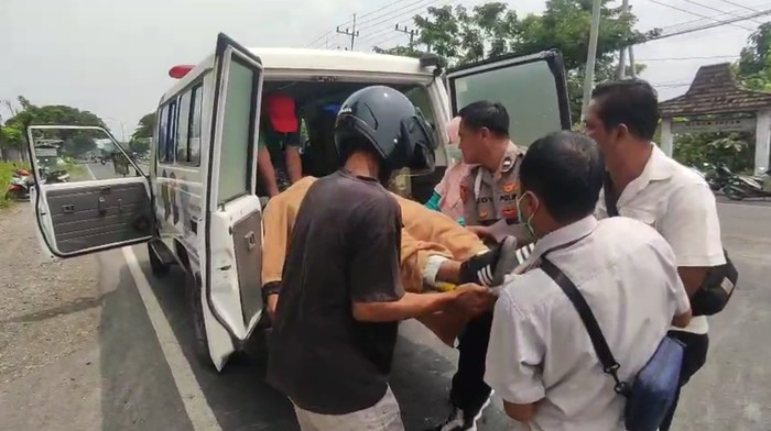 Evakuasi pemotor di Lamongan tewas kecelakaan setelah tabrak truk
