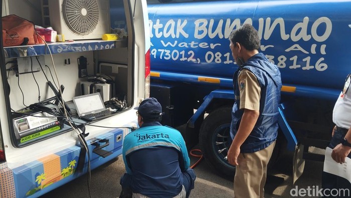 Pemprov DKI bersama Ditlantas Polda Metro Jaya melakukan razia uji emisi di Ciracas, Jakarta Timur. Sebanyak 5 bus dan truk tidak lolos uji emisi. (Fawdi/detikcom).