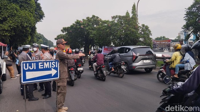 Pemprov Jakarta bersama Ditlantas Polda Metro Jaya merazia uji emisi di Jakarta Timur. Uji emisi ini menyasar kendaraan berat seperti truk dan bus. (Fawdi/detikcom).