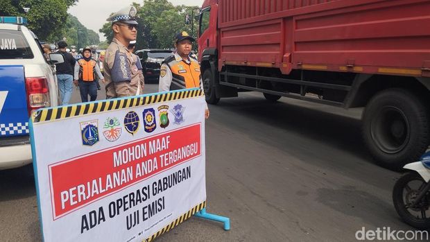 Pemprov Jakarta bersama Ditlantas Polda Metro Jaya merazia uji emisi di Jakarta Timur. Uji emisi ini menyasar kendaraan berat seperti truk dan bus. (Fawdi/detikcom).