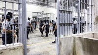 Kepresidenan Salvador merilis rekaman 10 orang yang diduga anggota geng yang diserahkan oleh militer AS kepada polisi El Salvador pada hari Minggu (13/4), sehari sebelum kunjungan Presiden Salvador Nayib Bukele untuk bertemu Donald Trump di Gedung Putih.