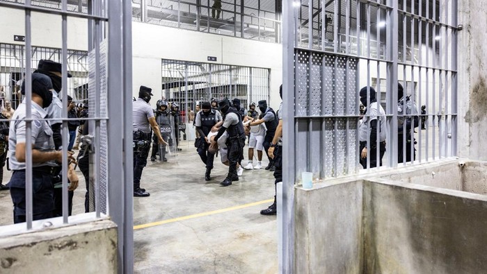 Salvadoran prison guards escort alleged members of the Venezuelan gang Tren de Aragua and the MS-13 gang recently deported by the U.S. government to be imprisoned in the Terrorism Confinement Center (CECOT) prison, in Tecoluca, El Salvador April 12, 2025. Secretaria de Prensa de la Presidencia/Handout via REUTERS ATTENTION EDITORS-THIS IMAGE HAS BEEN SUPPLIED BY A THIRD PARTY. NO RESALES. NO ARCHIVES