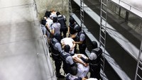 Penyerahan dilakukan di landasan pacu bandara di departemen La Paz di bagian tengah selatan negara itu, dengan para deportasi diserahkan oleh tentara AS kepada otoritas Salvador dengan mengenakan perlengkapan tempur lengkap dan polisi anti huru hara.  