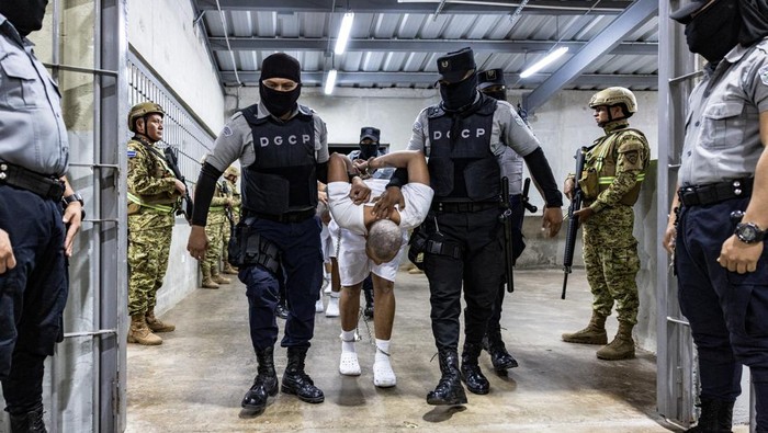 Salvadoran prison guards escort alleged members of the Venezuelan gang Tren de Aragua and the MS-13 gang recently deported by the U.S. government to be imprisoned in the Terrorism Confinement Center (CECOT) prison, in Tecoluca, El Salvador April 12, 2025. Secretaria de Prensa de la Presidencia/Handout via REUTERS ATTENTION EDITORS-THIS IMAGE HAS BEEN SUPPLIED BY A THIRD PARTY. NO RESALES. NO ARCHIVES