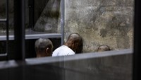 Sesampainya di San Vicente, para deportasi diproses di Pusat Penahanan Terorisme (CECOT), di mana mereka dicukur, difoto, dan dibawa ke sel.  