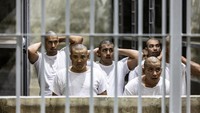 Deportasi menghadapi tantangan hukum, dengan kekhawatiran atas pelabelan tahanan sebagai anggota geng tanpa bukti.  