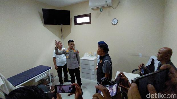 Penampakan ruangan tempat praktik dokter yang diduga melecehkan pasien di Garut
