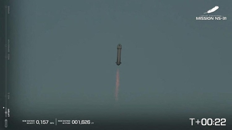 Penampakan Wahana Blue Origin yang Angkut Katy Perry ke Luar Angkasa Pop star Katy Perry and journalists Gayle King, Lauren Sanchez, who is also billionaire Jeff Bezos fiance and other participants, blast off into space on a Blue Origin rocket, as part of the New Shepard Mission NS-31, marking the first all-female flight crew in more than six decades, in West Texas, Texas, U.S., April 14, 2025, in this screen grab taken from a video. Blue Origin/Handout via REUTERS THIS IMAGE HAS BEEN SUPPLIED BY A THIRD PARTY. NO RESALES. NO ARCHIVES. MANDATORY CREDIT