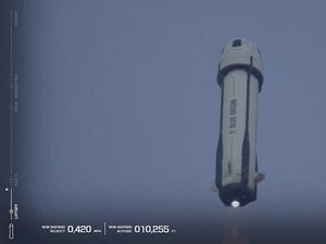 Melihat Momen Blue Origin 11 Menit Bawa 6 Penumpang ke Luar Angkasa