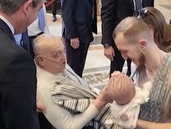 Momen Langka Paus Fransiskus Pakai Busana Kasual Setelah Dirawat di RS