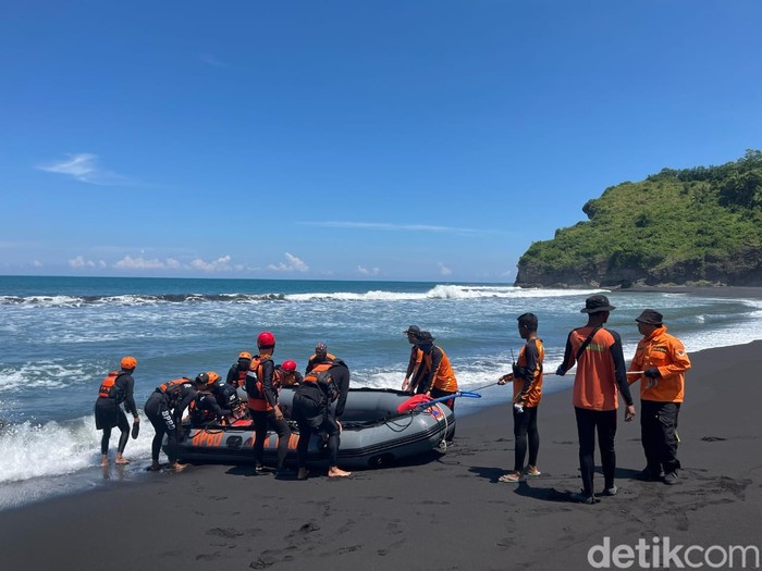 Pencarian wisatawan terseret ombak Pantai Bambang Lumajang dihentikan