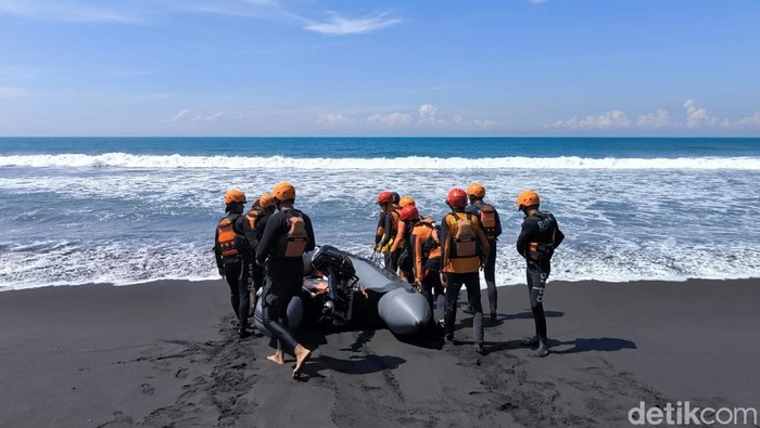Pencarian wisatawan terseret ombak Pantai Bambang Lumajang dihentikan