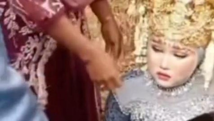 Pengantin yang syok usai bus yang ditumpanginya mengalami kecelakaan tunggal.