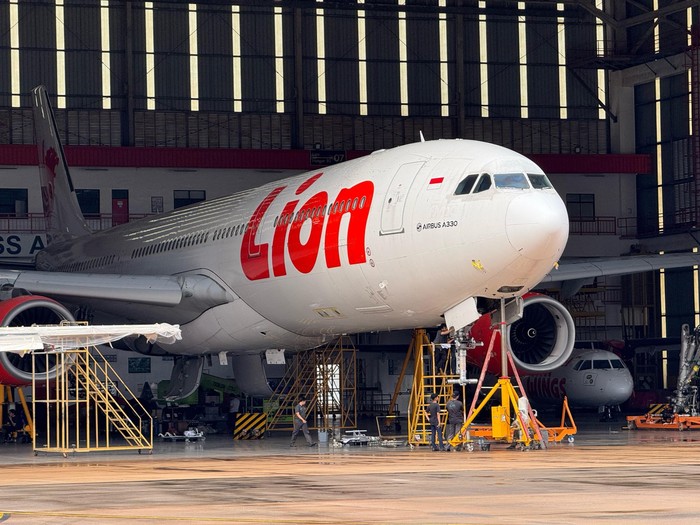Pengecekan pesawat jemaah haji Pesawat berbadan lebar Airbus A330 Lion Air menjalani pengecekan dan pemeliharaan di Batam Aero Technic sebagai bagian dari persiapan penerbangan haji 2025.