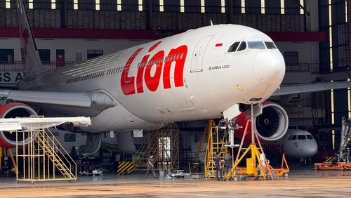 Pesawat berbadan lebar Airbus A330 Lion Air menjalani pengecekan dan pemeliharaan di Batam Aero Technic sebagai bagian dari persiapan penerbangan haji 2025.