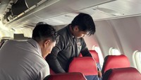 Teknisi Batam Aero Technic melakukan inspeksi pada sudut sandaran dan mekanisme penguncian kursi Airbus A330 Lion Air. Pemeriksaan ini memastikan sandaran kursi dapat digerakkan dengan baik dan mekanismenya berfungsi optimal, sehingga memberikan kenyamanan bagi jemaah haji selama penerbangan jarak jauh. Airbus A330 sebelumnya telah melayani jemaah haji di Afrika, Asia Selatan, dan Asia Tengah yang umumnya memiliki postur tubuh lebih tinggi dan besar.