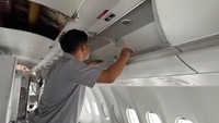 Teknisi Batam Aero Technic melakukan pemeriksaan menyeluruh pada kompartemen bagasi kabin Airbus A330, mencakup fungsi buka-tutup, kekuatan penyangga, kebersihan, serta kelayakan penempatan barang bawaan. Langkah ini memastikan kompartemen aman, kuat, dan nyaman digunakan oleh jemaah haji selama penerbangan.
