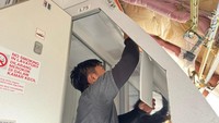 Teknisi Batam Aero Technic (BAT) melakukan perawatan lavatory (toilet) Airbus A330 dengan memeriksa sistem air bersih dan pembuangan limbah, membersihkan seluruh area toilet, memastikan fungsi panel kontrol dan lampu indikator, serta mengganti suku cadang seperti flush valve atau nozzle. Selain itu, teknisi juga cek ulang perlengkapan seperti tisu, sabun, dan air bersih guna memastikan kenyamanan dan kebersihan fasilitas toilet selama penerbangan haji jarak jauh.