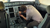 Teknisi Batam Aero Technic (BAT) sedang melakukan inspeksi dan pengujian menyeluruh pada berbagai komponen di ruang kemudi (kokpit) Airbus A330, mencakup sistem avionik, panel instrumen, layar navigasi, serta perangkat komunikasi dan kontrol penerbangan. Pemeriksaan ini memastikan seluruh fungsi kokpit berjalan optimal untuk mendukung keselamatan dan kelancaran operasional penerbangan haji.