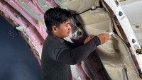 Teknisi Batam Aero Technic (BAT) sedang melakukan pengecekan pada bagian pintu, jendela dan dinding kabin pesawat Airbus A330, termasuk memastikan kondisi kunci pintu, sistem pembuka, serta kebersihan dan integritas struktur dinding kabin. Pengecekan ini bertujuan untuk memastikan keselamatan, kenyamanan, dan kelancaran operasional pesawat selama penerbangan haji.