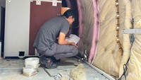 Teknisi Batam Aero Technic (BAT) melakukan pengecekan pada bagian dinding kabin pesawat Airbus A330. Pekerjaan ini meliputi pemeriksaan kondisi material, struktur, dan kelengkapan sistem yang ada pada dinding kabin untuk memastikan keamanan dan kenyamanan selama penerbangan, terutama bagi jemaah haji.
