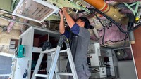 Teknisi Batam Aero Technic (BAT) melakukan pengecekan pada bagian dapur (galley) pesawat Airbus A330 untuk memastikan peralatan dapur berfungsi dengan baik. Pemeriksaan ini mencakup pengecekan sistem pemanas makanan, pendingin, serta kelengkapan peralatan lainnya guna memastikan kenyamanan dan keamanan selama penerbangan, khususnya bagi jemaah haji yang membutuhkan pelayanan makanan dan minuman.