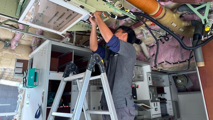 Pengecekan pesawat jemaah haji Pesawat berbadan lebar Airbus A330 Lion Air menjalani pengecekan dan pemeliharaan di Batam Aero Technic sebagai bagian dari persiapan penerbangan haji 2025.