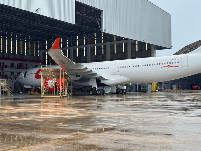 Pengecekan pesawat jemaah haji Pesawat berbadan lebar Airbus A330 Lion Air menjalani pengecekan dan pemeliharaan di Batam Aero Technic sebagai bagian dari persiapan penerbangan haji 2025.