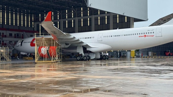 Pesawat berbadan lebar Airbus A330 Lion Air menjalani pengecekan dan pemeliharaan di Batam Aero Technic sebagai bagian dari persiapan penerbangan haji 2025.