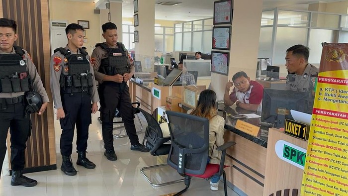 Polisi saat mengamankan dua wanita diduga pelaku penipuan, di kawasan Taman Jaya Wijaya, Kelurahan Mojosongo, Kecamatan Jebres, Kota Solo, pada Senin (14/4/2025).