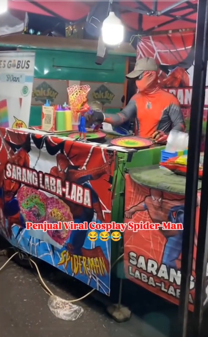 penjual makanan unik cosplay pakai kostum