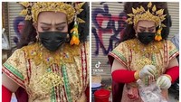 Kalau penjual ayam goreng satu ini sempat viral di Thailand. Ia tampak heboh mengenakan kostum tradisional dengan warna yang mencolok. Foto: TikTok